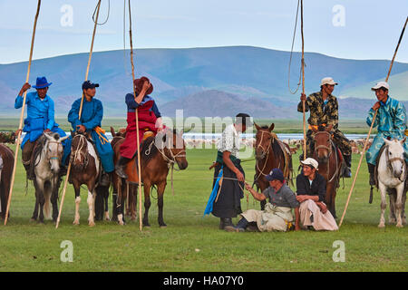 Mongolei, Bayankhongor Provinz, Naadam, Volksfest, jungen Nomaden mit ihren Urga Stockfoto