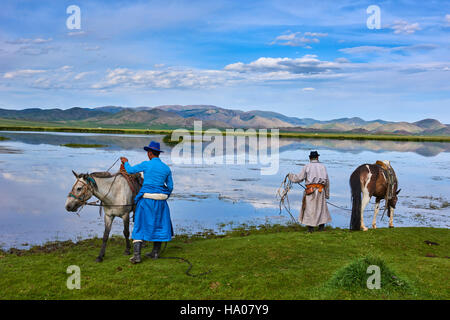Mongolei, Bayankhongor Provinz, Naadam, Volksfest, junge Nomade in der Nähe von einem See Stockfoto