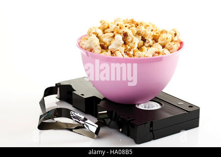 Popcorn auf einer Videokassette Stockfoto