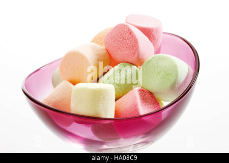 Bunte Marschmallows in einer lila Glasschale Stockfoto