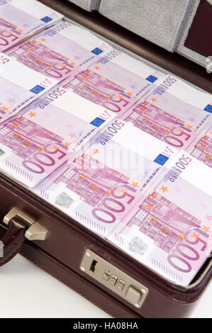 Aktenkoffer voll von Euro-Banknoten Stockfoto