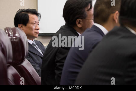 Dieses Bild zeigt Schlüsselfiguren des US-Landwirtschaftsministeriums (USDA), die über internationale Kooperationen und Klimaschutzprogramme diskutieren. Auf dem Treffen werden die Bemühungen zur Bewältigung von Umweltfragen und Herausforderungen der Landwirtschaft sowohl im Inland als auch auf internationaler Ebene hervorgehoben. Stockfoto