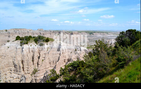 Sheep Mountain Table im Badlands National Park in South Dakota ist eine beeindruckende geologische Formation, die für ihre einzigartige Landschaft bekannt ist. Hier haben Besucher die Möglichkeit, die reiche Geschichte, Geologie und Tierwelt des Parks zu erkunden. Stockfoto