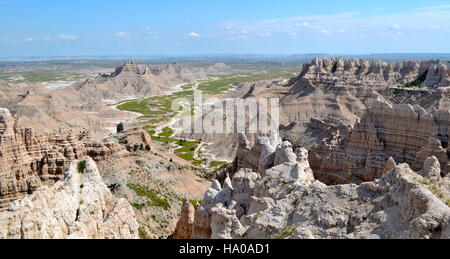 Der Sheep Mountain Table im Badlands National Park bietet einen atemberaubenden Blick auf die einzigartigen geologischen Formationen des Parks, einschließlich der geschichteten Felsformationen und der erodierten Landschaft. Stockfoto