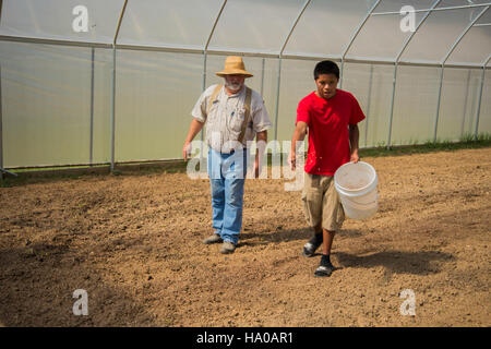 Die Food Distribution on Indian Reservations (FDPIR) des USDA liefert frische Produkte für indianische Ureinwohner. Dieses Programm unterstützt Ernährung und Ernährungssicherheit für Stammesmitglieder in Mississippi und verbessert den Zugang zu gesunden Nahrungsmitteln. Stockfoto