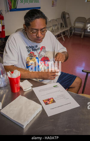 Das Food Distribution on Indian Reservations Program (FDPIR) des USDA unterstützt die Choctaw Nation durch die Bereitstellung nahrhafter Lebensmittel für indianische Ureinwohner in Mississippi. Dieses Programm trägt dazu bei, den Zugang zu gesunden Lebensmitteln und die Ernährungserziehung zu verbessern, einschließlich Kochvorführungen zur Förderung traditioneller und gesunder Essgewohnheiten. Stockfoto