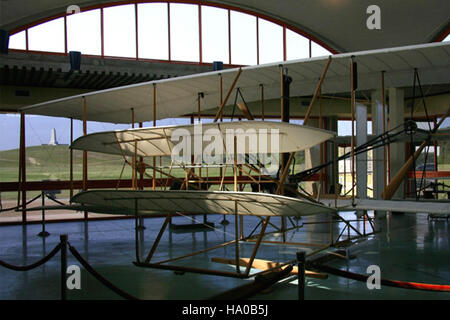 Das Wright Brothers National Memorial würdigt den ersten erfolgreichen Motorflug im Jahr 1903. Eine Reproduktion des ursprünglichen Flyers von 1903 ist im Besucherzentrum ausgestellt. Die Gedenkstätte zeigt die Pioniere der Luftfahrt und ihre Beiträge zum modernen Flug. Stockfoto