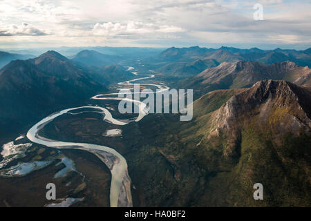 Ein abgelegener Fluss im Gates of the Arctic National Park im Norden Alaskas ist ein unberührtes Beispiel für die unberührte Wildnis der Region und ein wichtiger Lebensraum für Wildtiere. Stockfoto