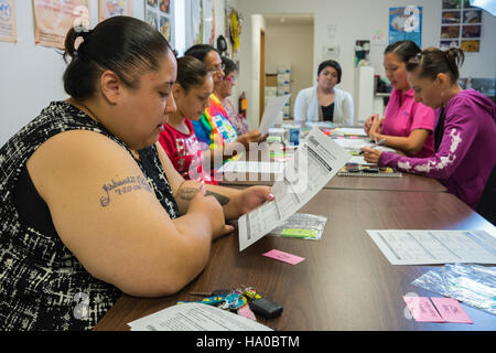 Das Food Distribution on Indian Reservation Program (FDPIR) des USDA unterstützt indianische Gemeinden durch die Bereitstellung wichtiger Nahrungsressourcen und die Förderung der Ernährungserziehung. Stockfoto