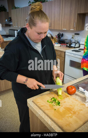 Das US-Verteidigungsministerium (Food Distribution on Indian Reservation, FDPIR) bietet den indianischen Gemeinden wichtige Ernährungsunterstützung, wobei der Schwerpunkt auf dem Zugang zu Nahrungsmitteln und der Sicherheit in der Menominee Indian Reservation, Wisconsin, liegt. Stockfoto