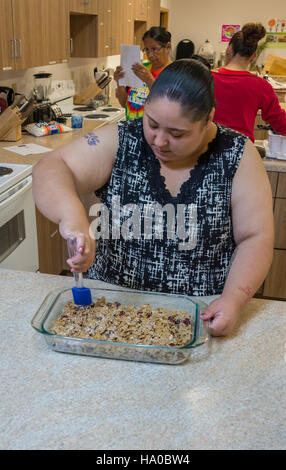 Das Food Distribution on Indian Reservation Program (FDPIR) des USDA dient indianischen Gemeinden und bietet wichtige Ernährungsdienstleistungen zur Unterstützung der Gesundheit und Ernährungssicherheit. Diese Bemühungen gewährleisten den Zugang zu gesundem Essen in Reservaten wie der Menominee Indian Reservation. Stockfoto