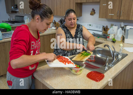 Das Food Distribution on Indian Reservation Program (FDPIR) unterstützt indianische Gemeinschaften durch die Bereitstellung nahrhafter Lebensmittel durch den Food and Nutrition Service des USDA. Dieses Programm hilft, Ernährungsunsicherheit in Stammesregionen zu bekämpfen. Stockfoto