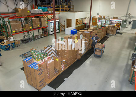 Das Food Distribution on Indian Reservation Program (FDPIR) des USDA unterstützt indianische Gemeinschaften durch den Zugang zu gesunden Nahrungsmitteln. Dieses Programm ist für die Ernährungssicherheit und die Gesundheit der Bevölkerung in den Reservierungsgebieten von entscheidender Bedeutung. Stockfoto