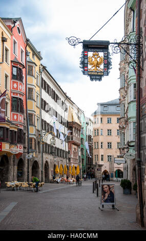 INNSBRUCK, Österreich – 28. Februar 2016: Altstadt, Restaurants und berühmten Goldenen Dachl (Goldenes Dachl) in Innsbruck, Tirol, Österreich Stockfoto