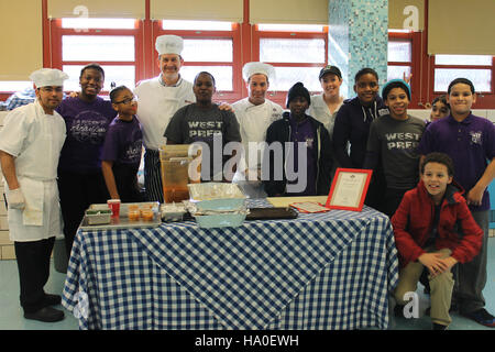 Die Köche Katie Cook und Henry Rinehart führten eine WITS Cafe Day Veranstaltung auf der PS145/West durch, bei der die Schüler eine kulinarische Demonstration und Verkostung veranstalteten und dabei die Rolle der Ernährung und Kochausbildung in den Schulen unterstrichen. Stockfoto