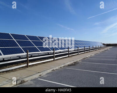 Solarpaneele wurden auf dem North Beach Parkplatz in Assateague Island National Seashore installiert. Diese Initiative zielt darauf ab, den CO2-Fußabdruck des Parks durch die Erzeugung erneuerbarer Energien zu verringern, und unterstützt das Engagement des Parks für Nachhaltigkeit und Umweltverantwortung. Stockfoto