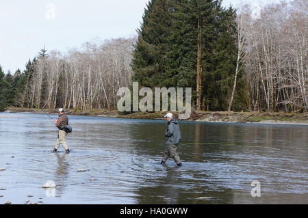 Olympicnps 17371762541 zwei Angler Fliegenfischen Queets River Frühling R Mckenna März 2015 Stockfoto