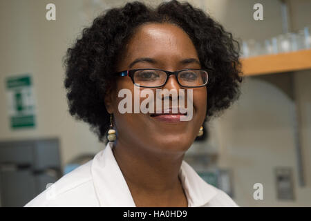 Das Supplemental Nutrition Assistance Program (SNAP) des USDA, das Teil des Farm Bill von 2014 ist, unterstützt Menschen mit niedrigem Einkommen und Familien. Dieses Programm zielt darauf ab, Ernährungssicherheit, Berufsausbildung und landwirtschaftliche Bildung zu unterstützen und gleichzeitig wissenschaftliche Forschung in landwirtschaftliche Praktiken zu integrieren. Stockfoto