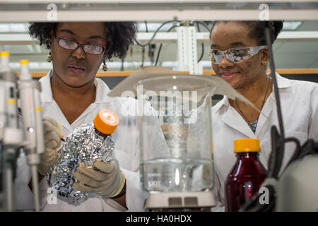 Das Supplemental Nutrition Assistance Program (SNAP) des USDA und Initiativen im Rahmen des Farm Bill von 2014 zielen darauf ab, Ernährungs- und Landwirtschaftsprogramme zu unterstützen. Diese Bemühungen fördern Ernährungssicherheit, landwirtschaftliche Innovation und nachhaltige landwirtschaftliche Praktiken. Stockfoto