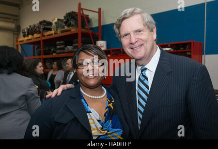 Das Supplemental Nutrition Assistance Program (SNAP) des USDA hilft einkommensschwachen Menschen und Familien, Zugang zu gesunder Nahrung zu erhalten. Der Farm Bill 2014 unterstützt Beschäftigungs- und Ausbildungsprogramme, um Einzelpersonen dabei zu helfen, wirtschaftliche Stabilität und Ernährungssicherheit zu erreichen. Stockfoto