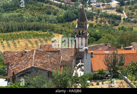 Blick auf die Kirche und die Dächer der alten Stadt Motovun in Istrien. Kroatien Stockfoto