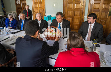 Ed Avalos, Unterstaatssekretär für Marketing und regulatorische Programme, und Juan Benites, peruanischer Landwirtschaftsminister, erörterten internationale Agrarhandelsstandards und Gesundheitsstandards. Ihre Zusammenarbeit mit dem Animal and Plant Health Inspection Service des USDA konzentriert sich auf Lebensmittelsicherheit und Pflanzengesundheit. Stockfoto