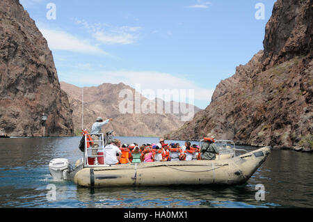 Kinder nehmen an einer YMCA-Veranstaltung auf dem Lake Mojave im Black Canyon der Lake Mead National Recreation Area Teil, tragen Schwimmwesten aus Sicherheitsgründen und genießen Wasseraktivitäten in dieser natürlichen Umgebung. Stockfoto