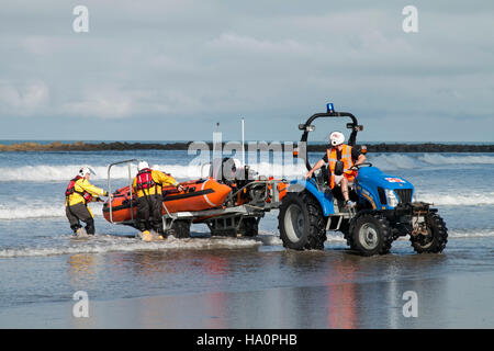 Sonntagmorgen-Praxis für die Borth Rettungsboot crew Stockfoto