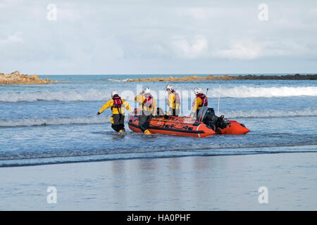 Sonntagmorgen-Praxis für die Borth Rettungsboot crew Stockfoto