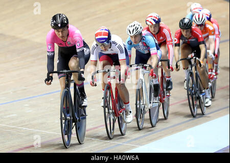 Dame Sarah Storey (links) von Podium Ambition pb Club La Santa ist führend bei der Elite Frauen kratzen Meisterschaftsrennen, in Runde eins der Revolution Serie Champions League am Radfahren National Centre, Manchester. Stockfoto