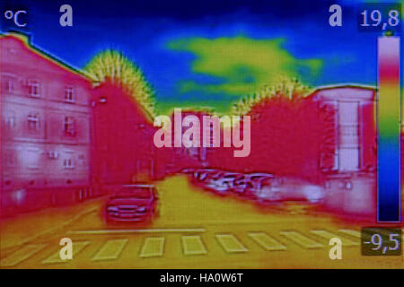 Infrarot-Thermografie-Bild zeigt mangelnde Wärmedämmung auf Wohngebäude und Autos auf der Straße Stockfoto