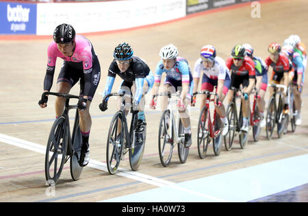 Dame Sarah Storey (links) von Podium Ambition pb Club La Santa in Aktion während der Elite Frauen kratzen Meisterschaftsrennen, in Runde eins der Revolution Serie Champions League am Radfahren National Centre, Manchester. Stockfoto