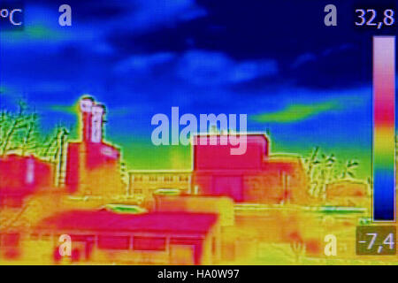 Infrarot-Thermografie-Bild zeigt mangelnde Wärmedämmung auf Wohnhaus Stockfoto