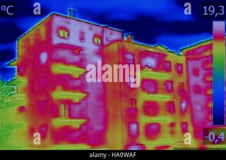 Infrarot-Thermografie-Bild zeigt mangelnde Wärmedämmung auf Wohnhaus Stockfoto