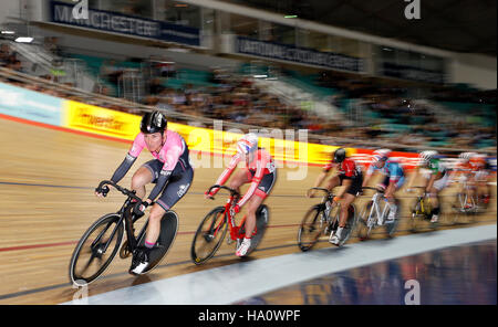 Dame Sarah Storey (links) von Podium Ambition pb Club La Santa in Aktion während der Elite Frauen kratzen Meisterschaftsrennen, in Runde eins der Revolution Serie Champions League am Radfahren National Centre, Manchester. Stockfoto