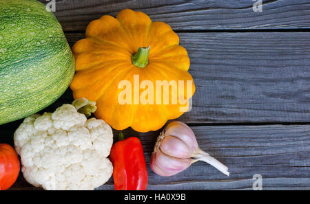 Nahaufnahme von Gemüse: Blumenkohl, Kürbis, Paprika, Knoblauch und Tomaten. Gemüse in die alten Dorf-Bretter. Stockfoto