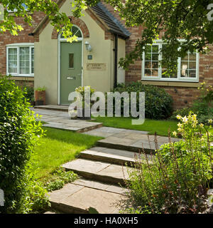 Attraktives, modernes Haus im Landhausstil mit Steintreppen und Pfad in Vorgarten, Leicestershire, England, UK. Stockfoto