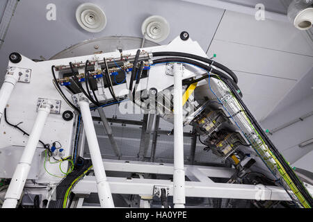 Gantry-90-Tonnen-Maschine soll Protonenstrahl auf den Körper des Patienten an der polnischen Akademie der Wissenschaften in Krakau. Stockfoto