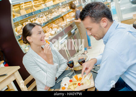 Paar beim Essen im café Stockfoto