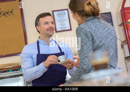 Man serviert Kaffee, Geschäftsfrau Stockfoto
