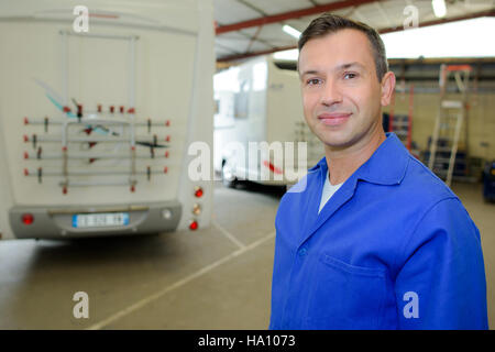 Arbeiter in der Camper-van-garage Stockfoto