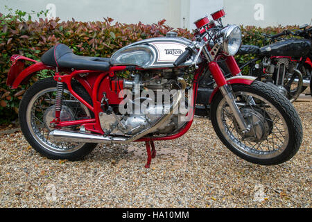 Ein wunderschön restauriertes Triton Motorrad beim Goodwood Revival 2016 Stockfoto