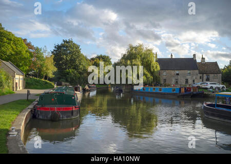 Hausboote auf dem Kennet und Avon Kanal an Bradford on Avon, Wiltshire, England. Stockfoto