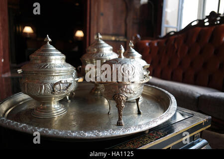 Silber marokkanische Teekanne Set, Marrakesch Stockfoto