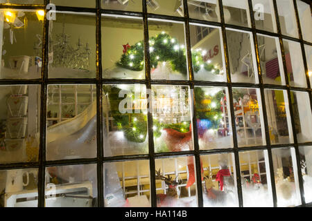 Weihnachten-Schaufenster in Churchtown, Southport, Merseyside, England. Stockfoto