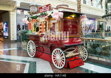 Elegante vintage traditionelle Popcornstand auf Rädern innerhalb des Trafford Centre, Manchester, UK Stockfoto