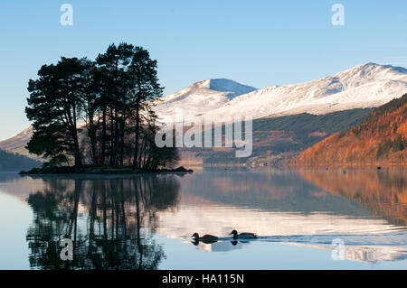 Loch Tay, Kenmore, Perthshire, Schottland mit der Sonne auf die schneebedeckten Berge des Bereichs Lawers im Hintergrund Stockfoto