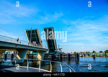 Moderne Zugbrücke über den Fluss Zaan in den Niederlanden in Zaandijk geöffnet wird Stockfoto