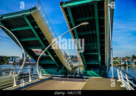 Moderne Zugbrücke über den Fluss Zaan in den Niederlanden in Zaandijk geöffnet wird Stockfoto