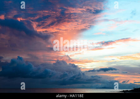 Sonnenuntergang und Fischerboot mit Blick auf Insel Koh Samui Thailand. Stock Bild. Stockfoto
